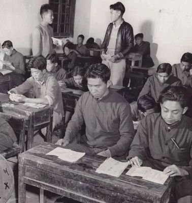 抗战地下兵工厂办夜校 学习数理化，老美高级技工手把手教，绘画培训